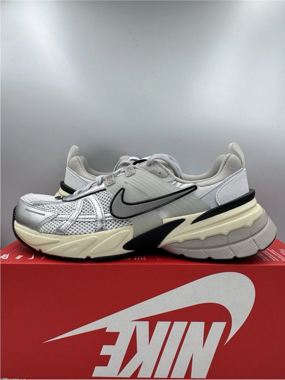 Nike V2K Run Summit White Metallic Silver BRAND NEW Size 12 Women